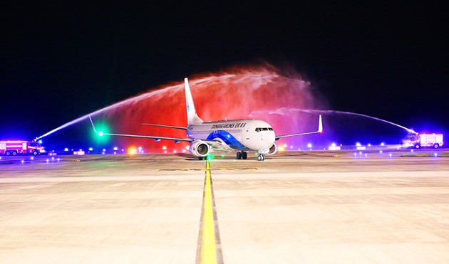 Erster internationaler Flug landet im internationalen Flughafen Van Don  
