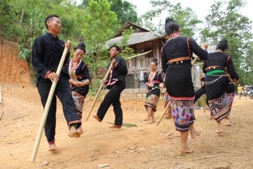 Musikprogramm der Volksgruppe der Kho Mu in Hanoi