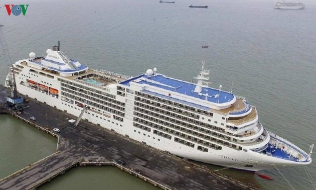 Hue und Da Nang empfangen zwei Schiffe Crystal Symphony und Silvar Spirit mit 1200 Passagieren