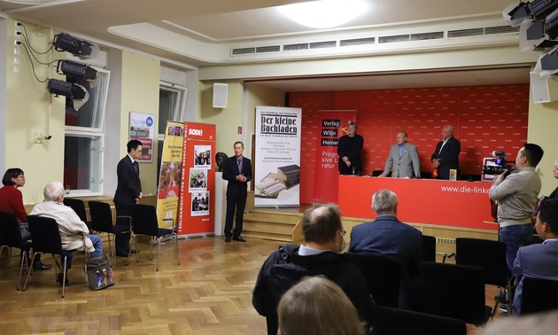 Präsentation des Buches „Politische Biografie Ho Chi Minhs” in Deutschland