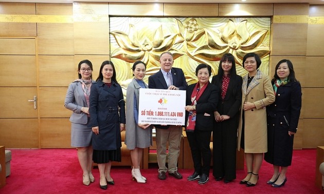 Vietnamesisch-Kanadische Freundschaftsgesellschaft überreicht Gelder vom Laufwettbewerb für Kinder in Hanoi 