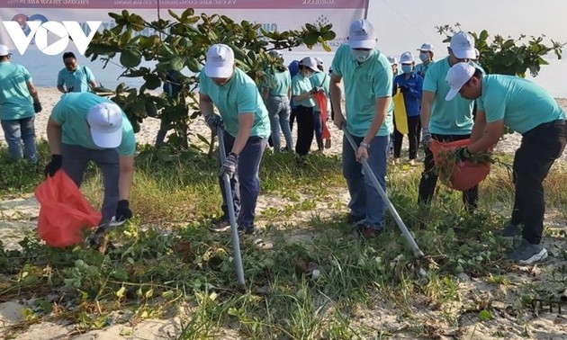 Mehr als 100 Mitglieder des Jugendvereins der Stadt Da Nang räumen die Strände auf