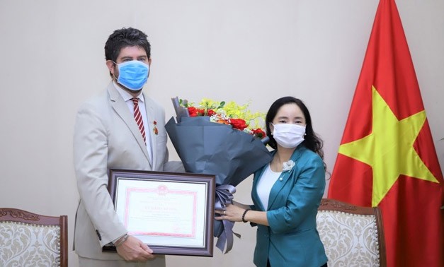 Ehrung des Leiters des UNESCO-Büros in Vietnam mit Erinnerungsorden 