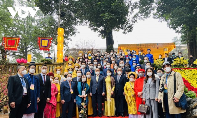 Staatspräsident und Auslandsvietnamesen zünden Räucherstäbchen in Thang Long-Zitadelle an