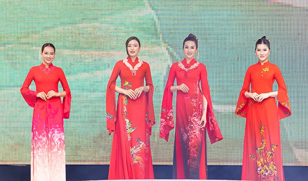 Lebendige vietnamesische Keramik auf Ao dai der Designerin Vu Thao Giang