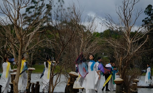 Blumenfestival Da Lat: Modenschau der Seiden Bao Loc