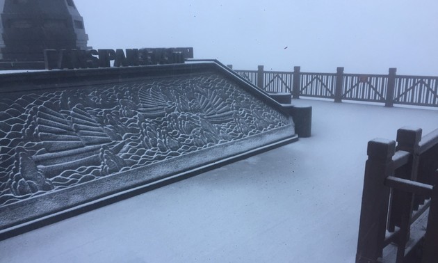 Fasipan-Gipfel in Lao Cai vom Schnee bedeckt