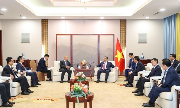 Premierminister Pham Minh Chinh trifft Vertreter großer Konzerne Chinas