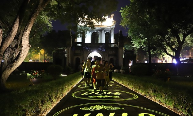 Würdigung des vietnamesischen Intellekts durch die Abendtour im Literaturtempel