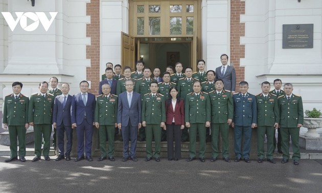 Verteidigungsminister Phan Van Giang besucht vietnamesische Botschaft in Russland