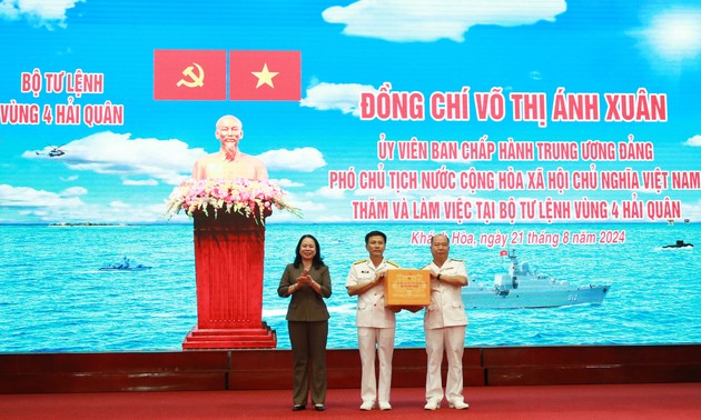 Vizestaatspräsidentin Vo Thi Anh Xuan besucht die Marinezone 4 in Khanh Hoa