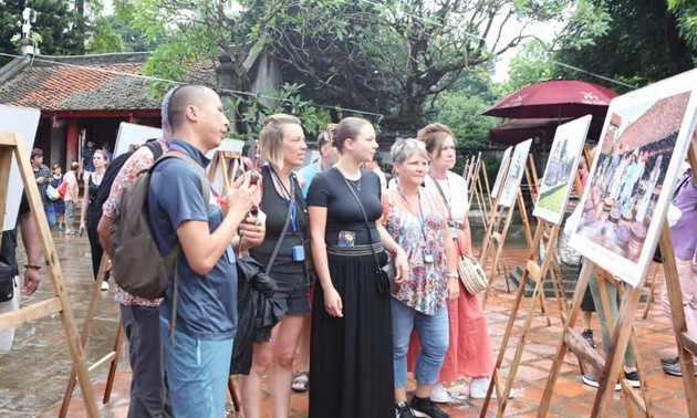 Fotoausstellung über Hanoi seit 1954 im Literaturtempel