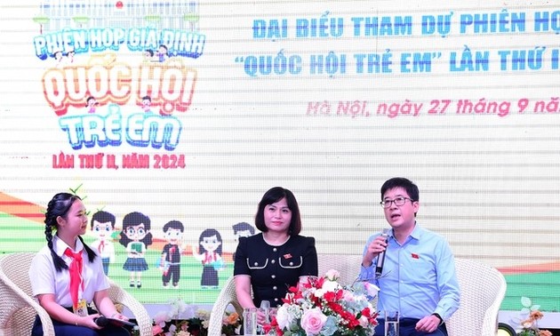 Scheinsitzung des „Kinderparlaments” in Hanoi 