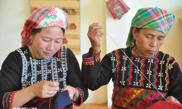 Kulturfarben beim Brokatfestival in Lao Cai