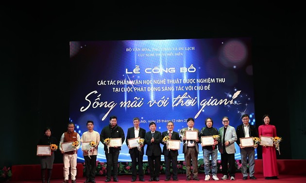 35 hervorragende Literatur- und Kunstwerke zum Thema „Für ewig mit der Zeit leben” veröffentlicht