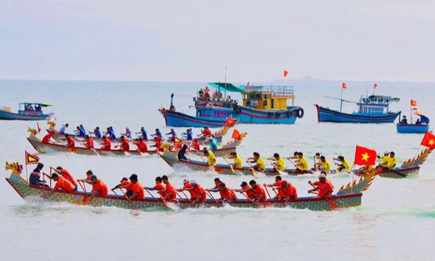 Bootsrennen zur Begrüßung des neuen Mondjahres 2025 in Ninh Thuan