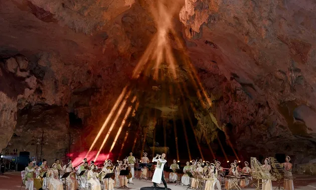Konzert in der 150-Millionen-jährigen Höhle in der Ha-Long-Bucht