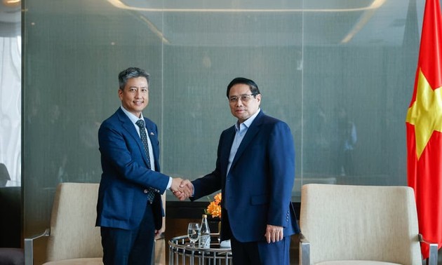 Der Premierminister empfängt Geschäftsführer von drei ausländischen Großkonzernen in Vietnam