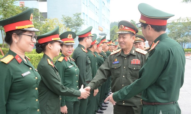 Vietnams Armee teilt Erfahrung in der Friedenssicherung mit laotischer Armee