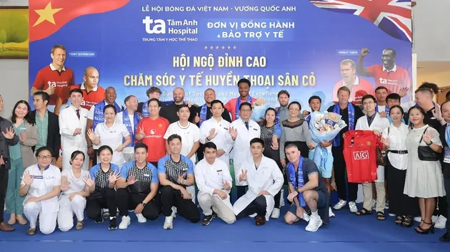 Ehemalige britische Fußballstars treffen sich mit vietnamesischen Anhängern