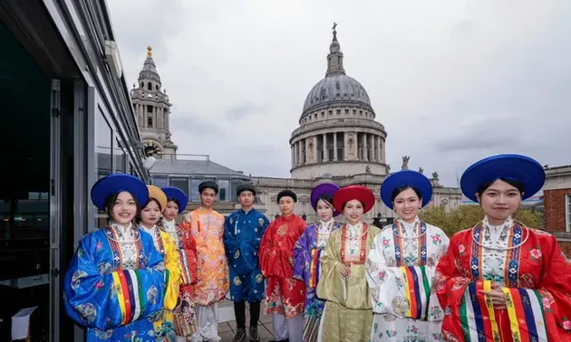 Die Show vietnamesischer Tracht in London