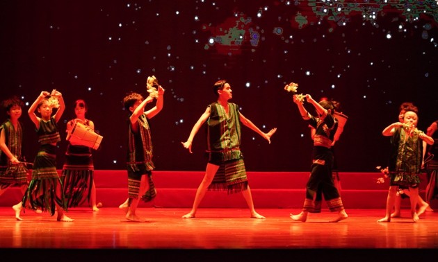 Fast 100 Tänzer treten bei Opernballett „Farben der Kindheit” auf