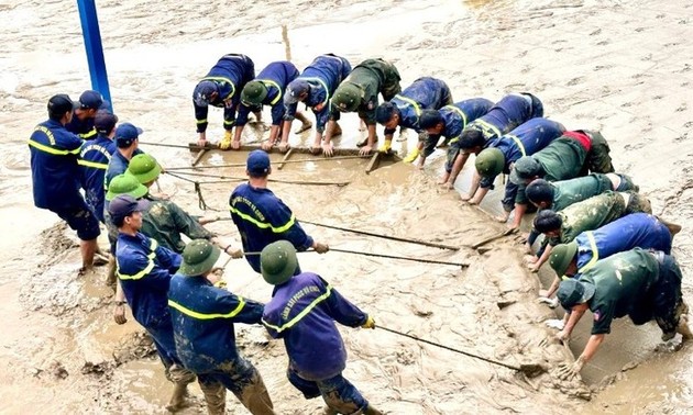 Der Premierminister fordert zur Beseitigung von Flutfolgen in Zentralvietnam auf