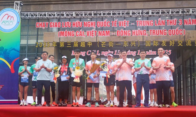 1000 Sportler nehmen am internationalen Vietnam-China-Freundschaftslauf teil 
