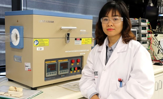 Vietnamese lecturer honored in Australia for developing fireproof material