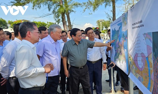 PM inspects land reclamation area, Lien Chieu port project in Da Nang