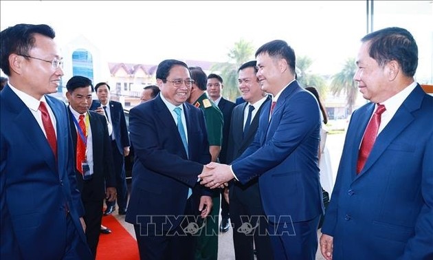 PM visits Viettel’s joint venture in Laos