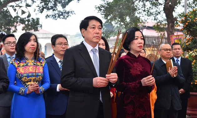 State President, overseas Vietnamese pay tribute to predecessors 