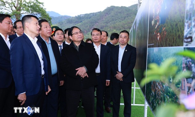 PM inspects key projects in Vinh Phuc province