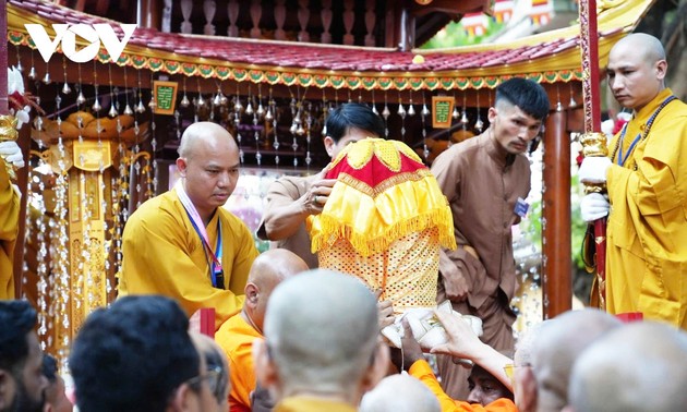 Sacred Buddha relics enshrined at Hanoi’s Quan Su pagoda for public veneration 