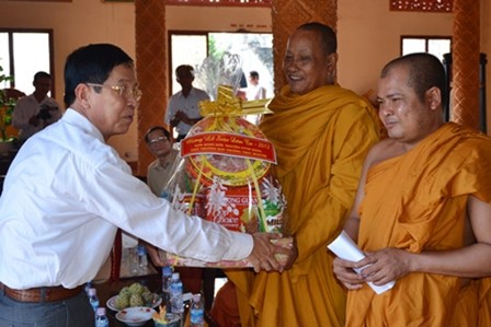 ประเพณีแซนโฎนตา คือ ประเพณีเซ่นไหว้บรรพบุรุษ 