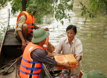 พุทธศาสนิกชนวัด เฝิดติ๊ก ในประเทศลาวบริจาคเงินช่วยชาวภาคกลางที่ประสบภัยธรรมชาติ