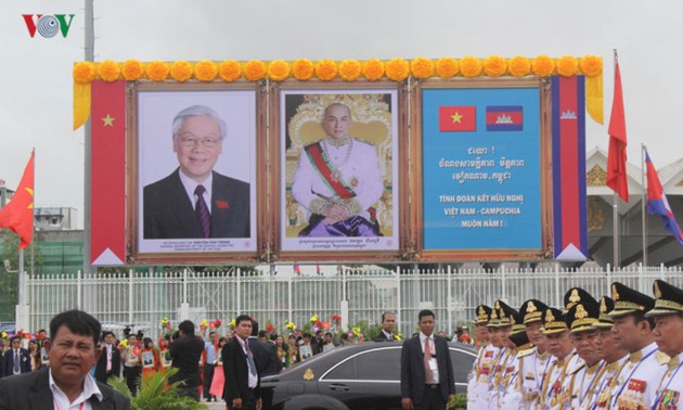 เลขาธิการใหญ่พรรคเหงวียนฟู้จ่องเสร็จสิ้นการเยือนกัมพูชาด้วยผลสำเร็จอย่างงดงาม