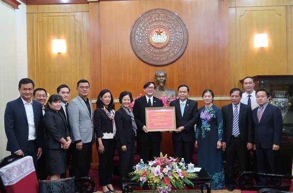 รัฐบาลและภาคเอกชนไทยในเวียดนามมอบเงินบริจาคเพื่อช่วยเหลือผู้ประสบภัยธรรมชาติในภาคเหนือเวียดนาม