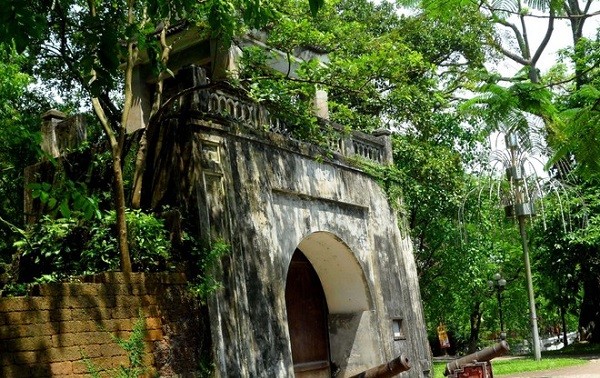 กำแพงเมืองเก่าเซินเตย-โบราณสถานทางประวัติศาสตร์ที่โดดเด่นของกรุงฮานอย