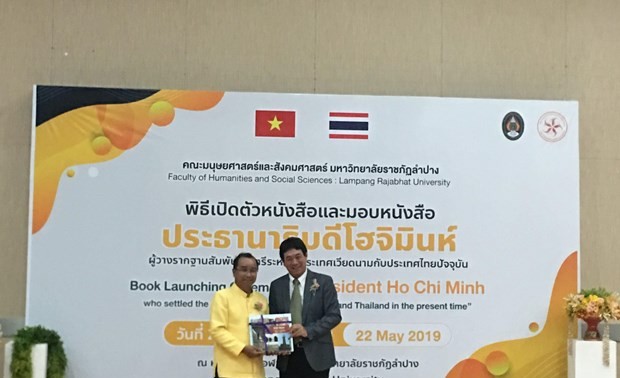 พิธีมอบหนังสือเกี่ยวกับประธานโฮจิมินห์ ณ มหาวิทยาลัยราชภัฏลำปาง