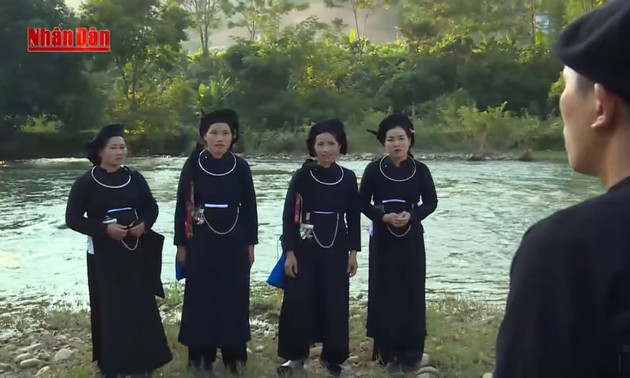 เพลงพื้นเมือง Làng ới กับประเพณีการมอบผ้าของหมั้นของชุมชนเผ่าไตและหนุ่งในเวียดนาม