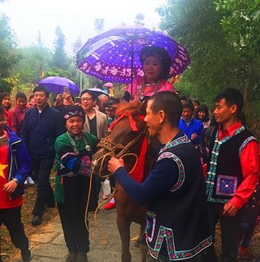 ประเพณีการแต่งงานของเผ่า Bố Y