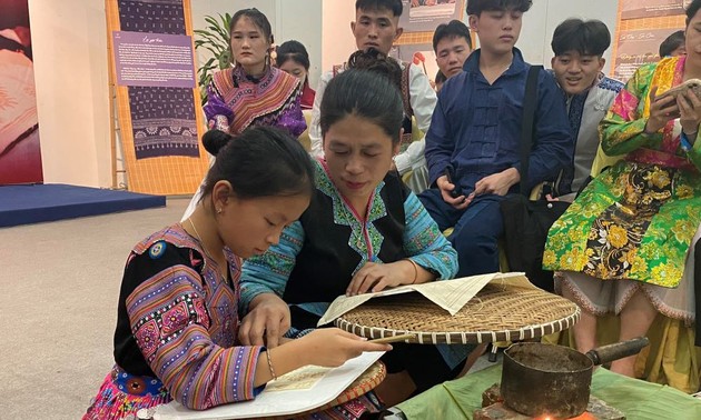 การอนุรักษ์ศิลปะการภาพวาดขี้ผึ้งของชนกลุ่มน้อยหลายเผ่าในเวียดนาม