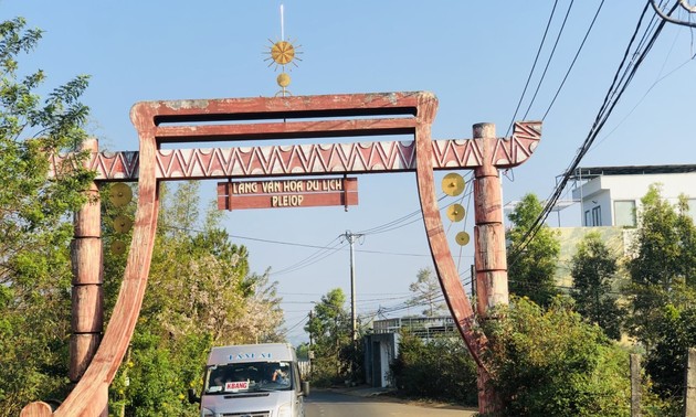 Plei Ơp หมู่บ้านร้อยปีในเมืองแห่งขุนเขาเปลกู