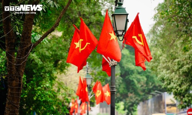 ธงแดงดาวเหลืองประดับประดาถนนทุกหนแห่งของเวียดนามในเดือนเมษายนแห่งประวัติศาสตร์