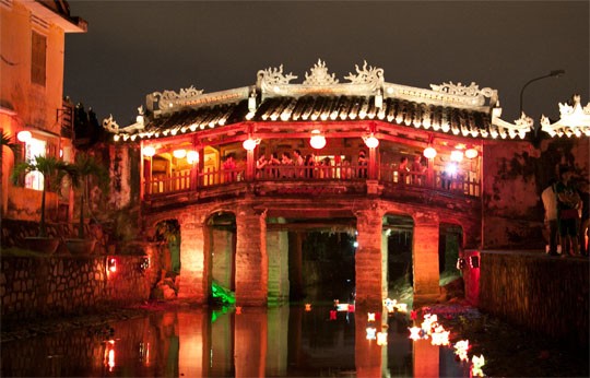 Romantic Hoi An on full moon night