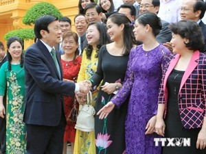 President meets exemplary Vietnamese entrepreneurs