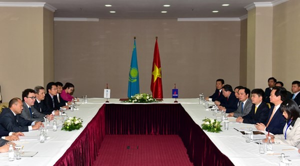 Prime Minister meets Vietnamese businesses in Kazakhstan