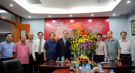 VFF President visits VietNamNet online newspaper