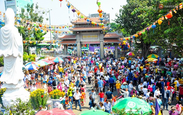 HCM city residents visit pagodas during Tet